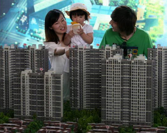 　因此，如何用每个月的公积金来冲抵自己的房贷便是一门学问，一般而言，公积金“冲还贷”的常见方式有两种：月冲和年冲。到底哪种方式能达到“减负”效果，并不能一概而论，关键要看房贷者本身现金流等情况。